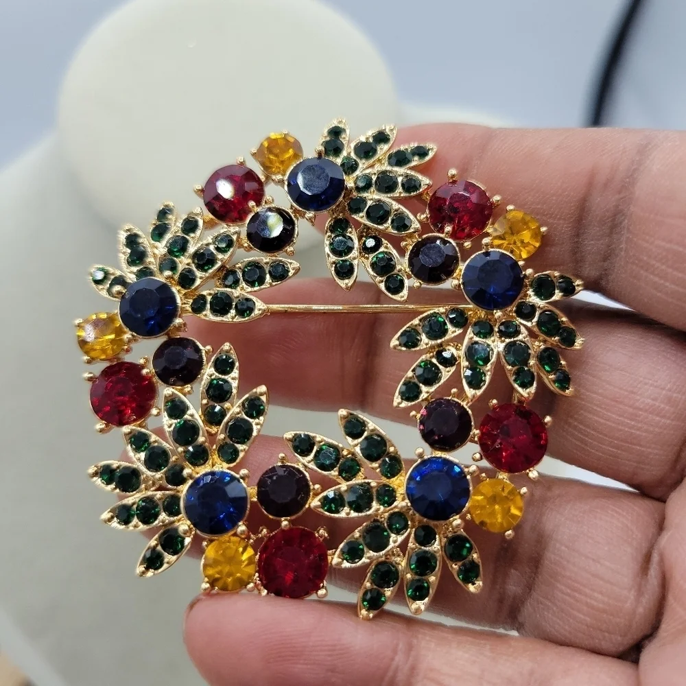 Christmas Brooch • Goldtone & Crystal Wreath • Brand New